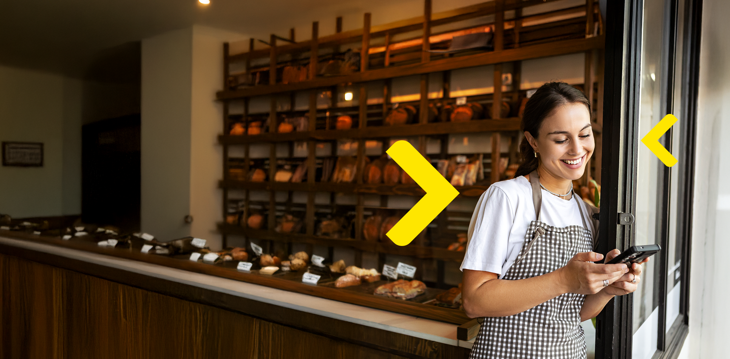 Fiatal lány a pékség bejáratánál